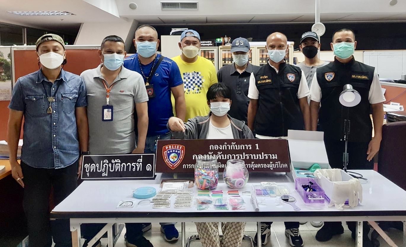 ปคบ.รวบสาวสองรับจัดฟันแฟชั่นขับรถไปให้บริการถึงที่ (on-site service)โดยไม่ได้รับอนุญาต    
