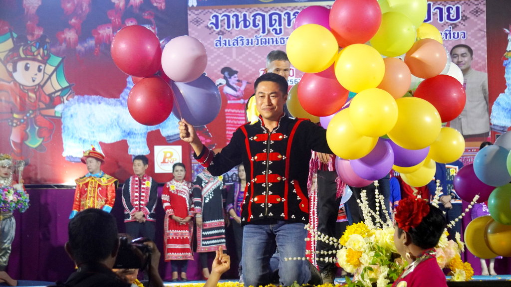 นายอำเภอปาย นำเดินแบบ "ผ้าไทยใส่ให้สนุก เสน่ห์ผ้า เสน่ห์ปาย"