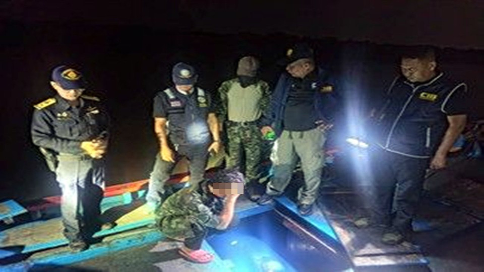ศรชล.สตูล จับเรือลักลอบขนน้ำมันเถื่อน 8,000 ลิตร กลางทะเล