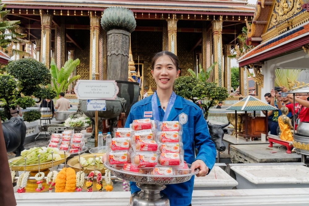 สมหวังดั่งใจ! 'เทนนิส-พาณิภัค' ถวายไข่ไก่ต้มสุกอีก 1 หมื่นฟอง สักการะสิ่งศักดิ์สิทธิ์ วัดพระแก้ว