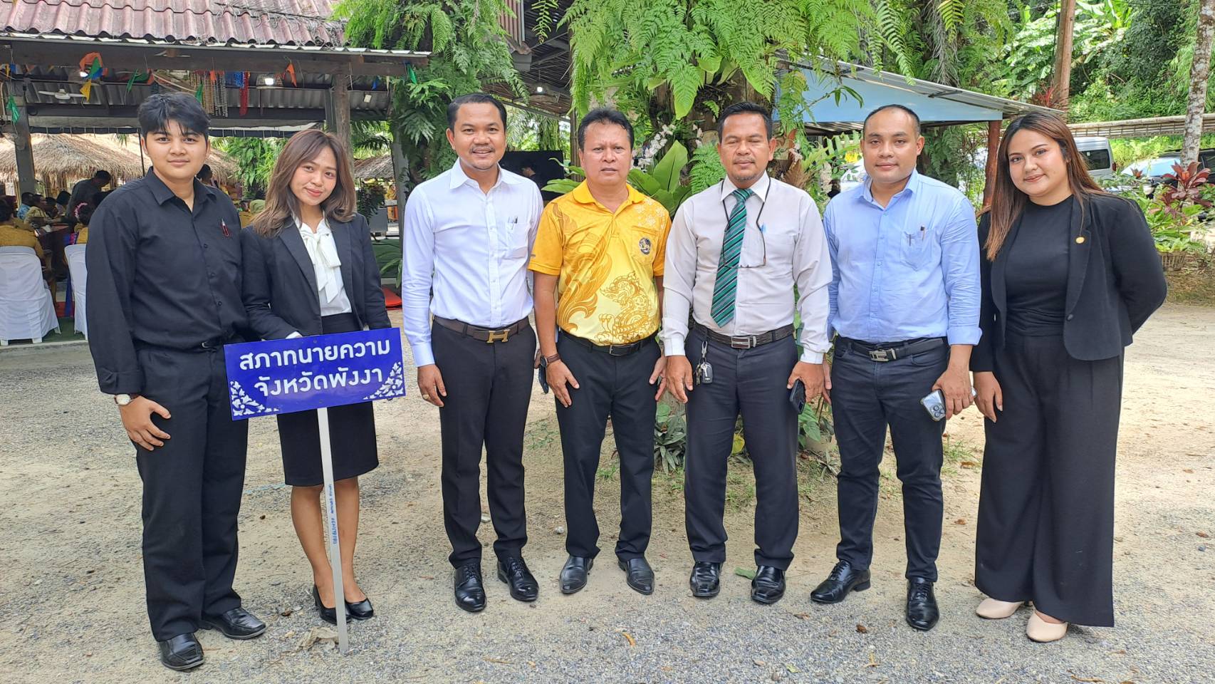 สภาทนายความพังงา จัดโครงการ “พบทนายได้ไม่ยาก” ที่ตลาดลองแล บ้านบางนุ ชาวบ้านร่วมกิจกรรมคับคั่ง