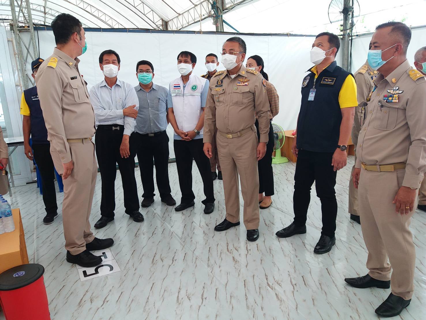 ผู้ว่าฯสุราษฎร์ นำทีมเยี่ยมตรวจโรงพยาบาลสนามแห่งที่ 5 สนามแข่งรถท่าโรงช้าง
