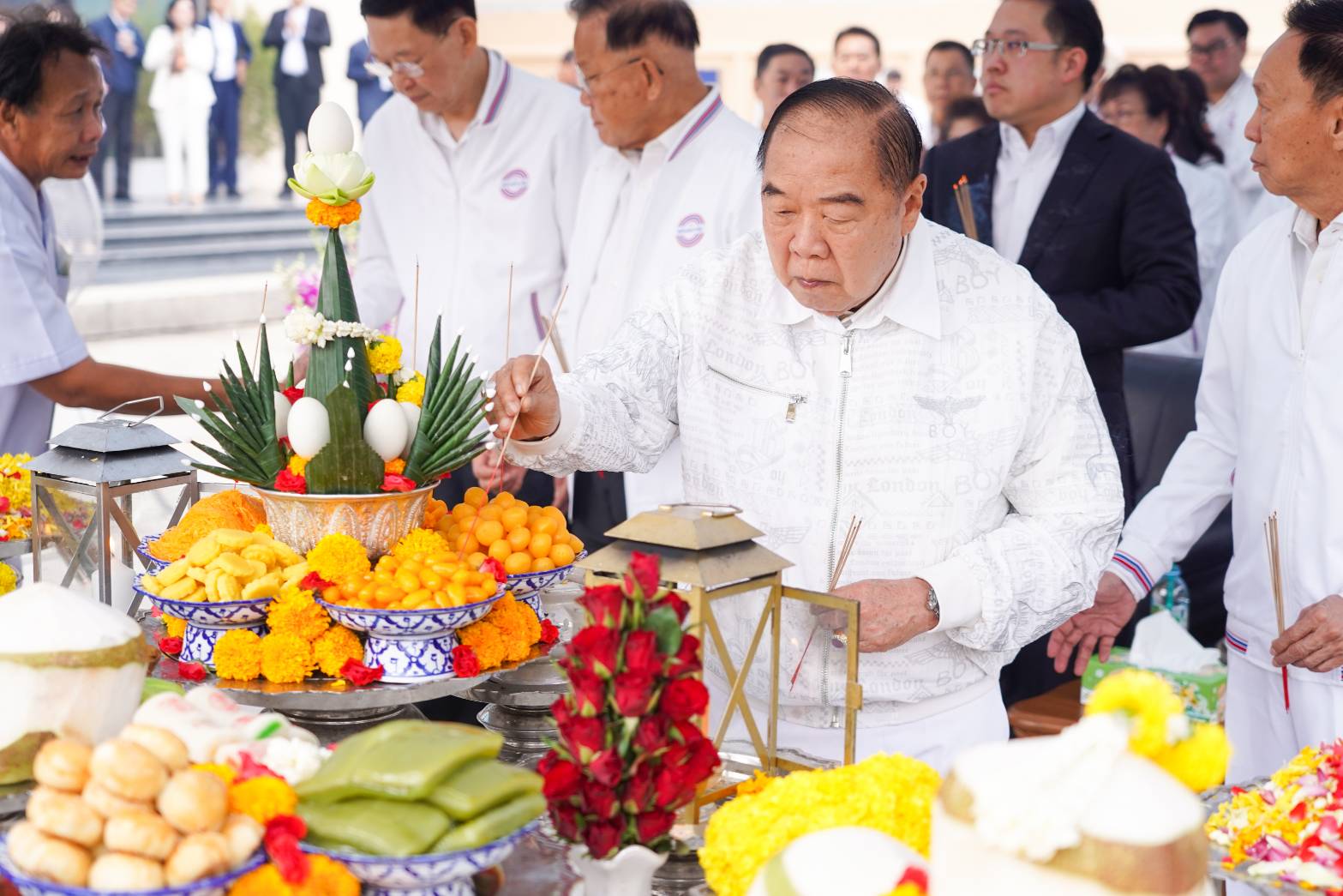 “พล.อ.ประวิตร” ถือฤกษ์ดีนำทีมบวงสรวงท้าวมหาพรหม นำความเจริญรุ่งเรืองสู่พรรคอนุรักษ์นิยมทันสมัย