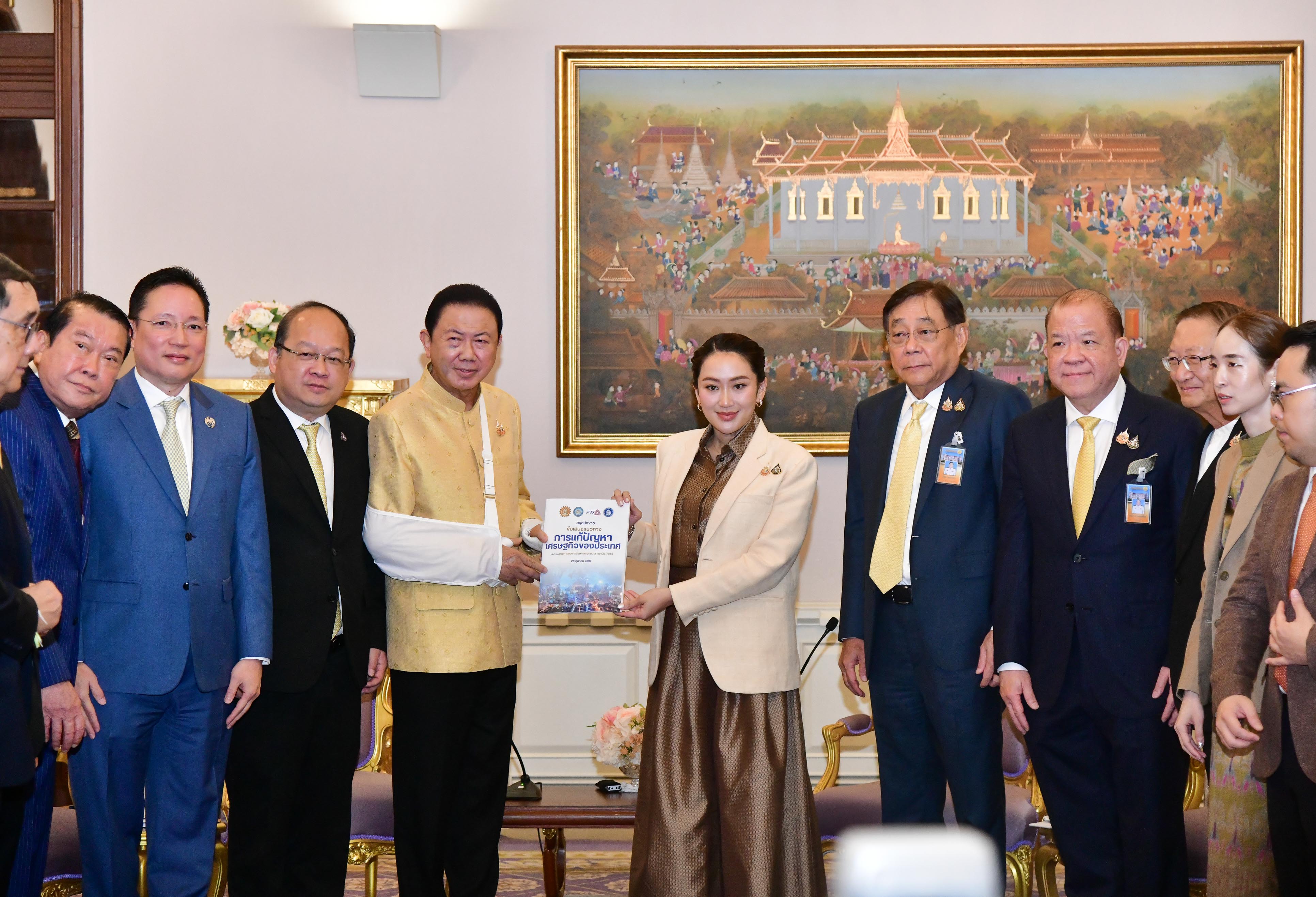 นายกฯ คุย กกร.รับมอบสมุดปกขาวแนวทางแก้ปัญหา ศก. แจงจับมือเอกชนหารายได้ใหม่ ไม่ใช่ปรับโครงสร้างหนี้