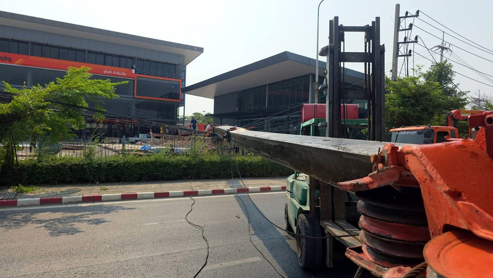 เครนล้มพุทธมณฑลสาย 4 บูมยาว 30 เมตรฟาดขวางถนน โชคดีไร้ผู้บาดเจ็บ