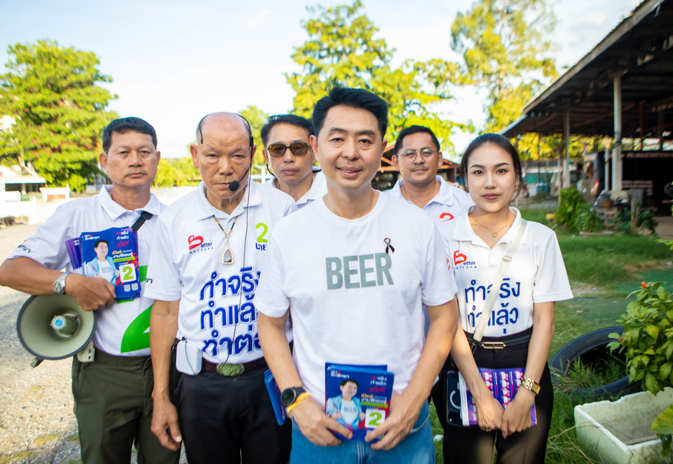 โค้งสุดท้ายเดือด! “เบียร์ ปรเมศวร์” นำทีมลุยโรงเรียนเมืองพัทยา 9 เอฟซีแห่ขอถ่ายรูป–ชูวิสัยทัศน์ยกระดับพัทยาเมืองโลก