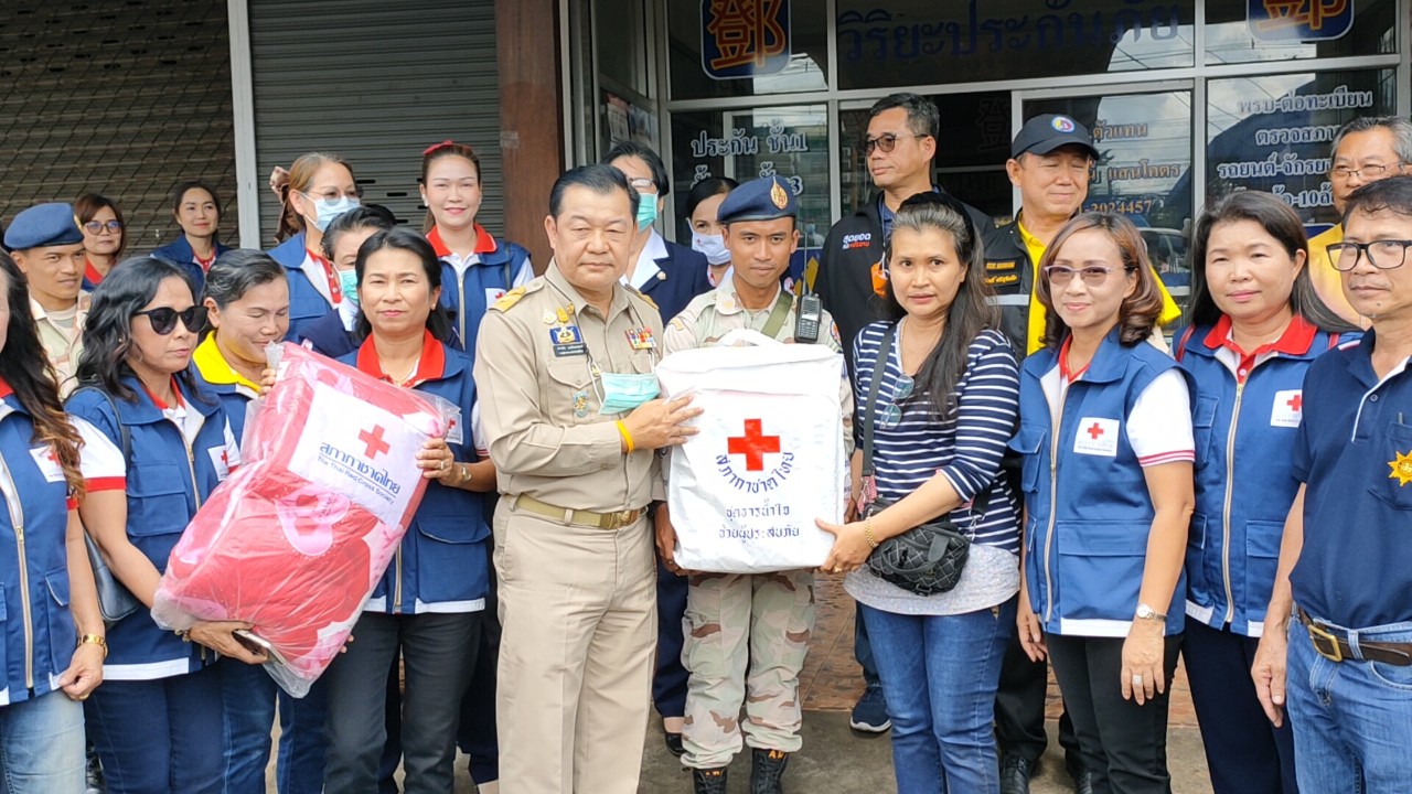 รองผู้ว่าฯบุรีรัมย์-กาชาด รุดให้กำลังใจ มอบถุงยังชีพช่วยเหยื่อรถน้ำมันระเบิด เพลิงเผาบ้านร้านค้าวอด