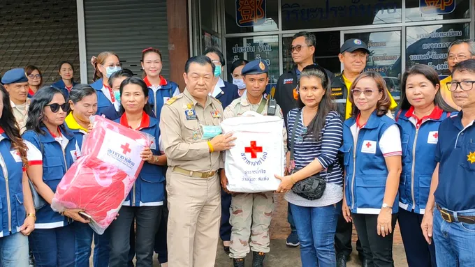 รองผู้ว่าฯบุรีรัมย์-กาชาด รุดให้กำลังใจ มอบถุงยังชีพช่วยเหยื่อรถน้ำมันระเบิด เพลิงเผาบ้านร้านค้าวอด