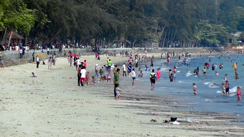 กระบี่ร้อนแตะ 45 องศา!! นักท่องเที่ยว หนีร้อนลงเล่นน้ำทะเลหาดนพรัตน์ธาราเนืองแน่น