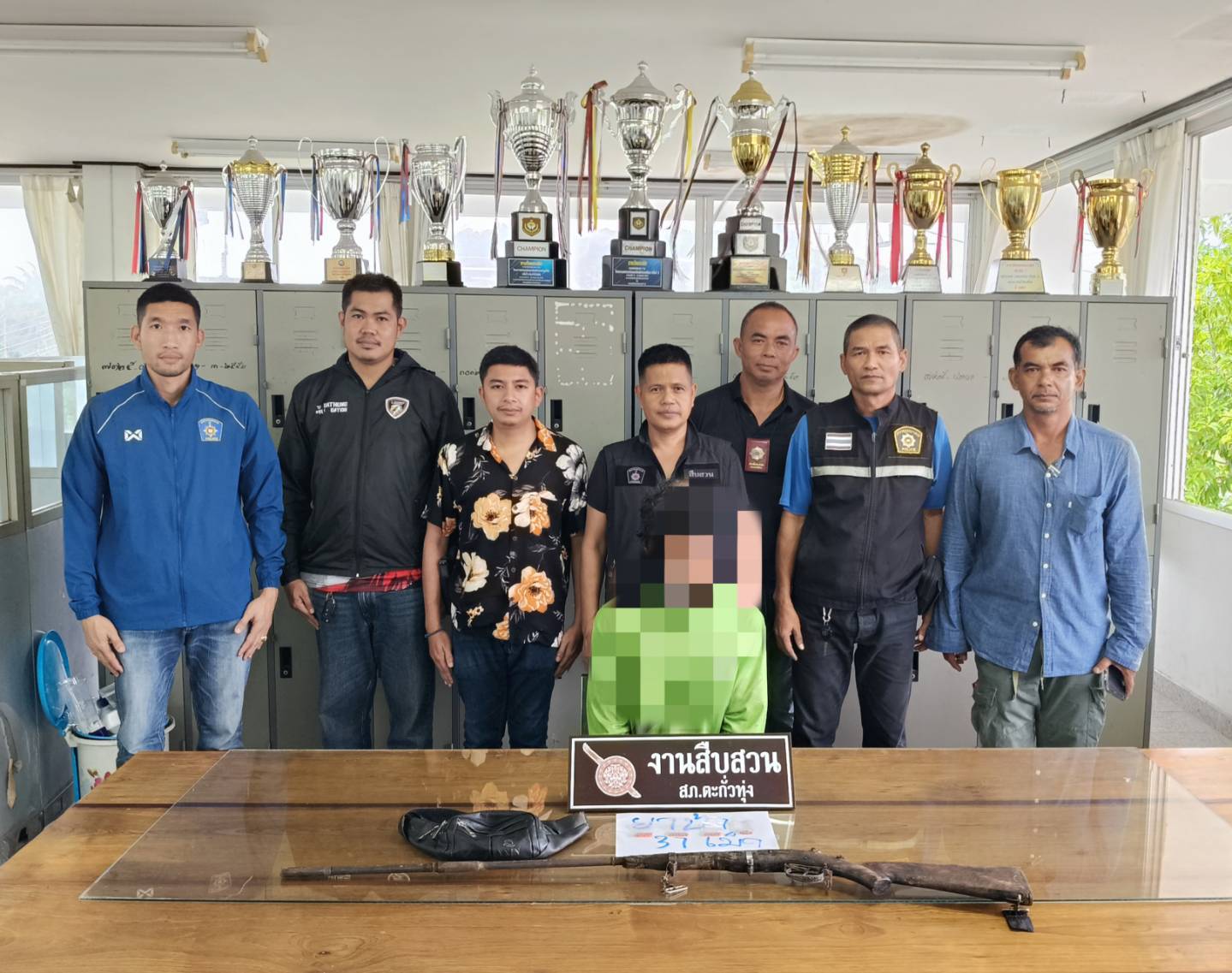 พังงาตำรวจตะกั่วทุ่งพร้อมผู้ใหญ่บ้านรวบหนุ่มวัย 46 พร้อมยาบ้า 37 เม็ด และอาวุธปืนไทยประดิษฐ์กลางสวนยางพารา
