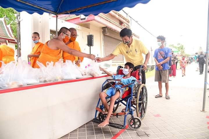รอง ผอ.รักษาความมั่นคงภายในพิษณุโลก นำทีมตั้งโรงทานช่วยเหลือผู้เดือดร้อนจากโควิด-19