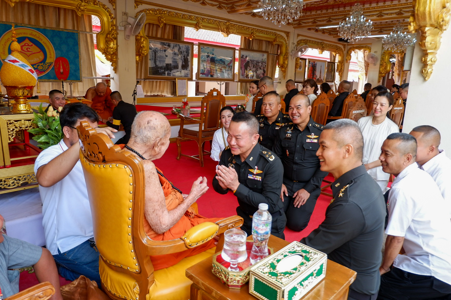 สาธุบุญ ยอดทะลุ 4.9 ล้านบาท ผบ.นทพ. ถวายผ้าป่า แก้น้ำท่วมวัดธาตุพนม