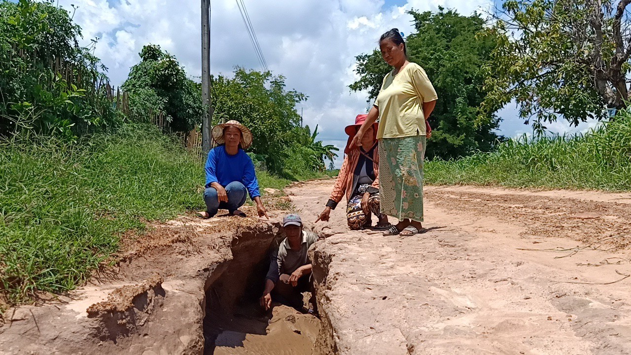 ชาวดงใหญ่พัฒนาร้องถนน ถูกน้ำเซาะชำรุด ทรุดตัวเป็นหลุมลึก เกือบตลอดสาย สัญจรไม่ได้ เดือดร้อนหนัก