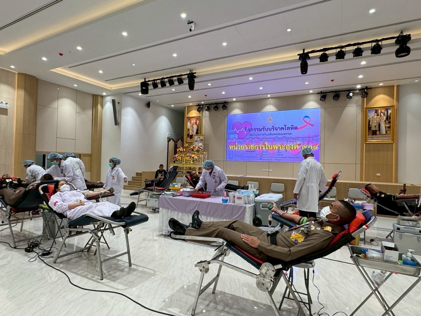 ข้าราชบริพาร หน่วยราชการในพระองค์ พร้อมใจกันร่วมบริจาคโลหิต ถวายเป็นพระราชกุศลแด่ สมเด็จพระนางเจ้าฯ พระบรมราชินี 