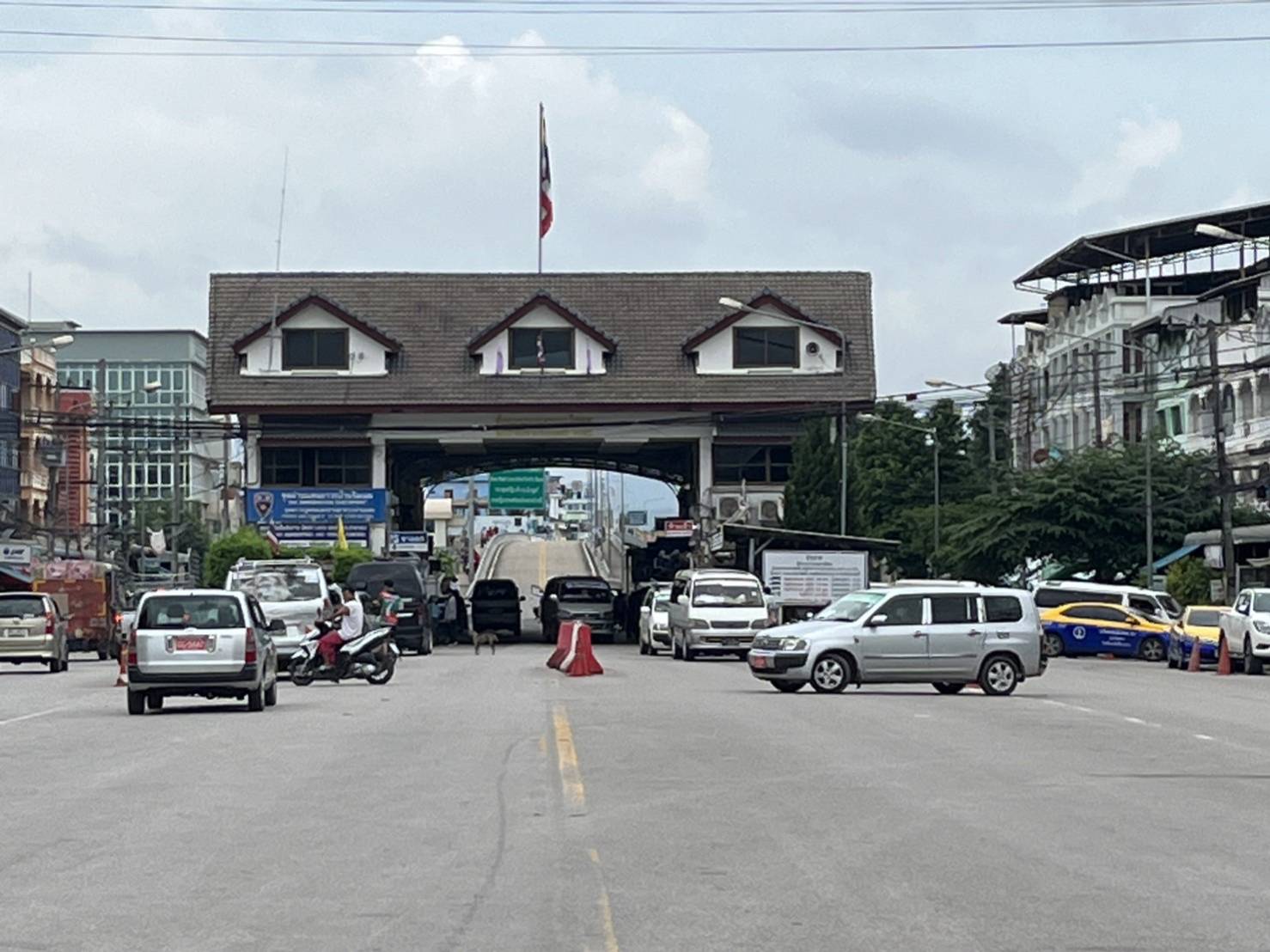ชาวบ้านเมียนมาขาดไฟฟ้า หลัง กฟภ.ของไทย ได้ทำระงับการจ่ายกระแสไฟฟ้า ลงขันซื้อเครื่องปั่นไฟขายดีมาก 