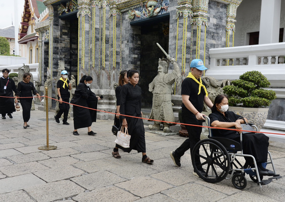 พสกนิกร กราบถวายบังคมพระบรมศพ "พระพันปีหลวง" ต่อเนื่องไม่ขาดสาย ด้วยสำนึกในพระมหากรุณาธิคุณ