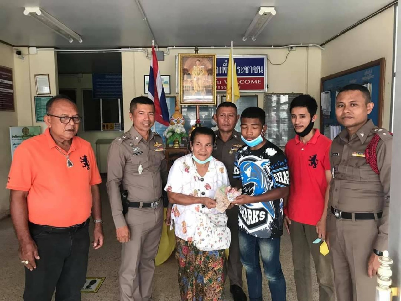 ยายวัย 72 ปี ดีใจสุดๆ ไ้ด้เงินคนชรา 9 พันบาท พร้อมล๊อตเตอร์รี่ 1 ใบ คืน หลังหนุ่มวัย 18 ปี เก็บได้ มอบให้ ตร.