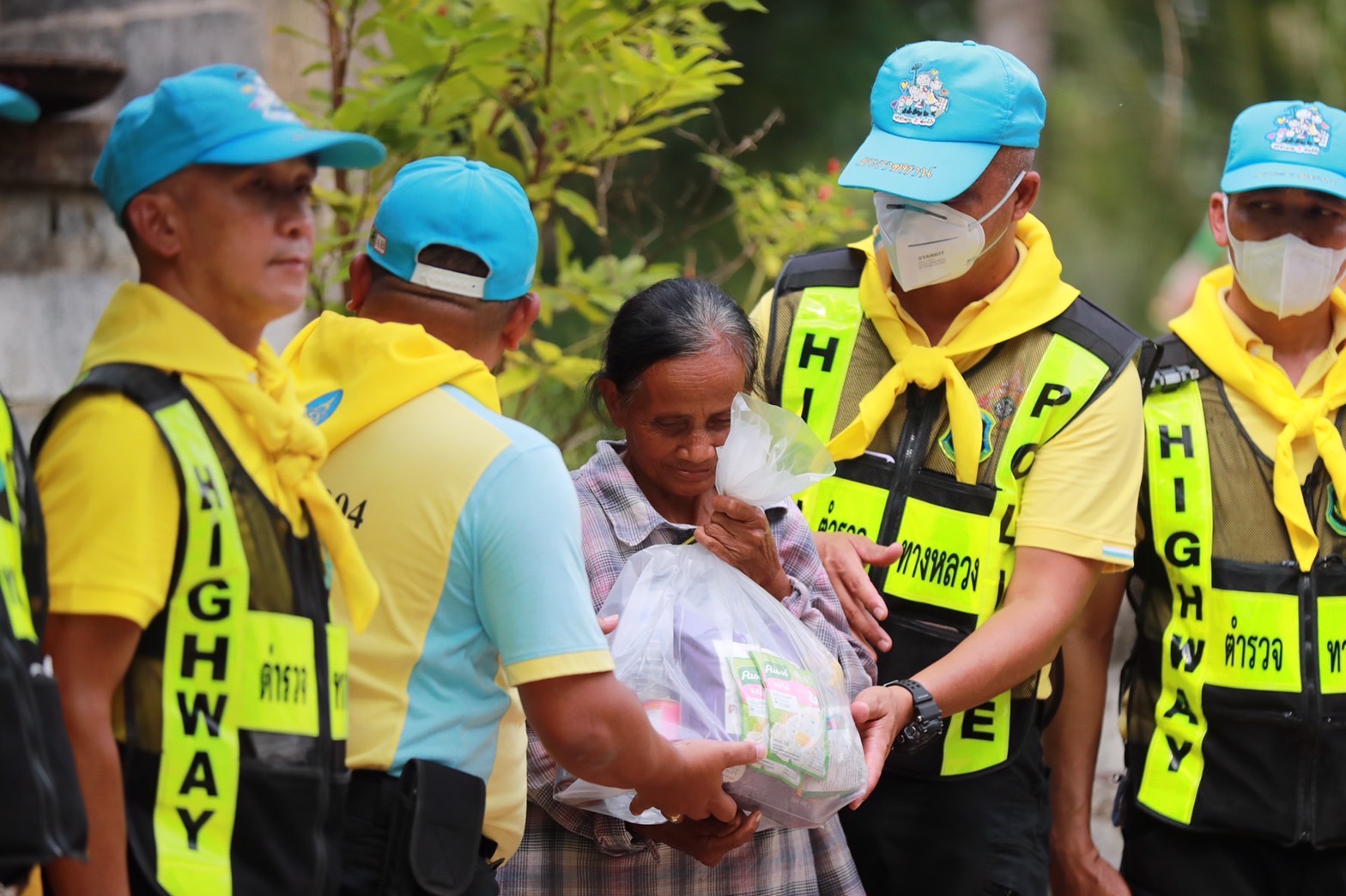 'ตำรวจทางหลวง จิตอาสา'  ลงพื้นที่ช่วยชาวบ้านประสบภัยน้ำท่วมพิมายวันหยุด