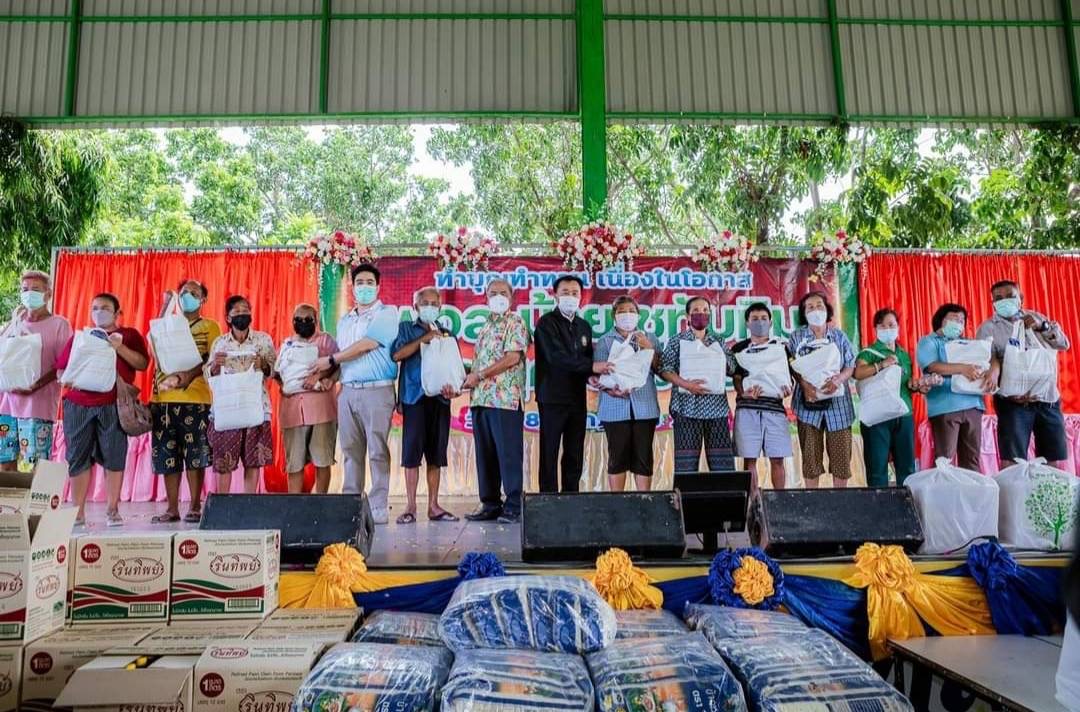 ฉลอง ปู่ 102 ปี ตระกูลชูทับทิม เปิดโรงทานพร้อมแจกข้าวสาร น้ำมันพืช 1,000 ชุด  