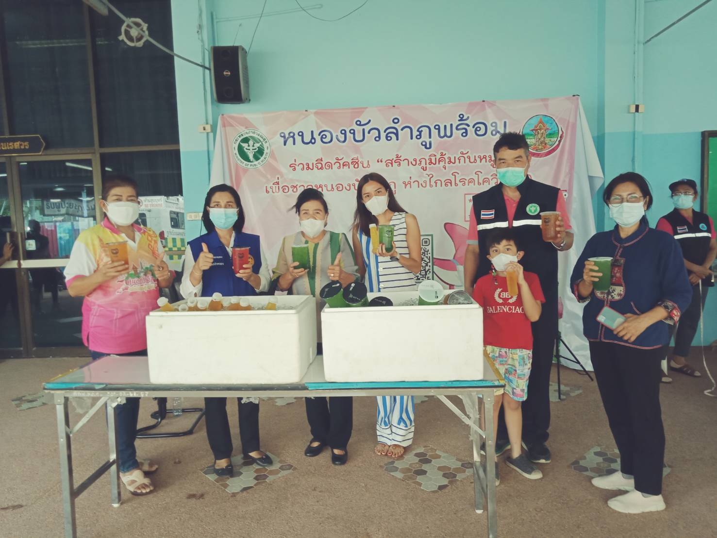 ธารน้ำใจหลั่งไหล! หนองบัวลำภูมอบข้าวกล่องให้ผู้มาฉีดวัคซีนโควิด19 รอบล่าสุด 985 คน