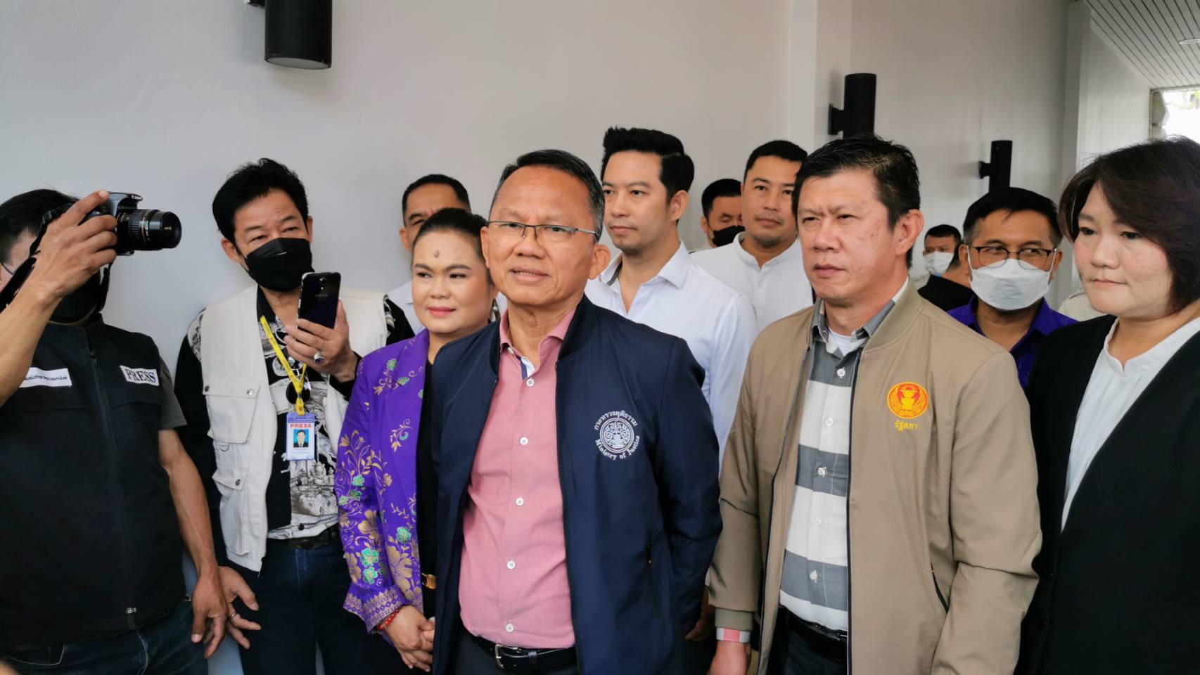 "สมศักดิ์" อุบย้ายพรรคซบ "เพื่อไทย" ชี้ยังไม่ถึงเวา ทำหน้าที่รมต.อยู่ต้องให้เกียรติการเมืองด้วยกัน
