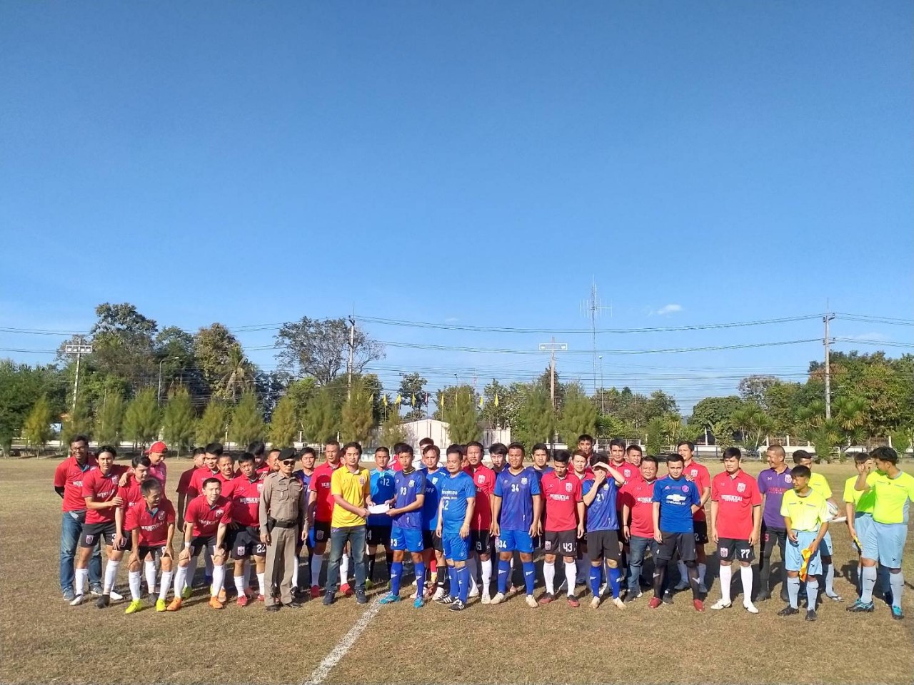 “ฟุตบอลสัมพันธ์ แบ่งปันให้น้อง”…หนองคาย ยูไนเต็ด และ สังคม FC แข่งขันฟุตบอลนัดพิเศษ มอบทุนการศึกษาให้เยาวชนในอำเภอสังคม
