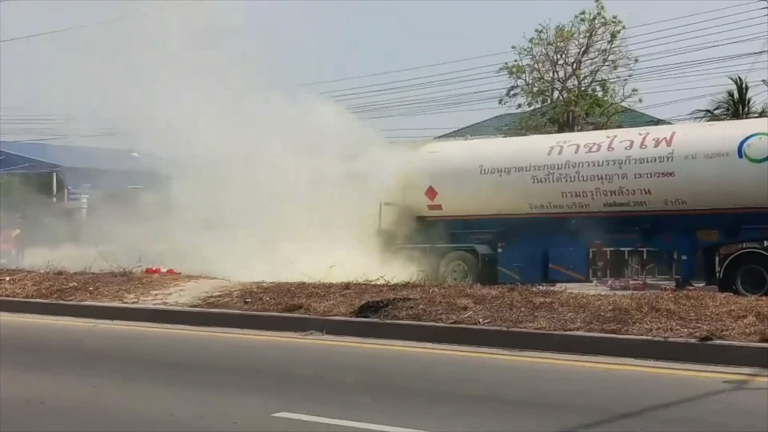 สมุทปราการ ระทึกรถบรรทุกแก๊ส LPG ยางระเบิดไฟลุกท่วม