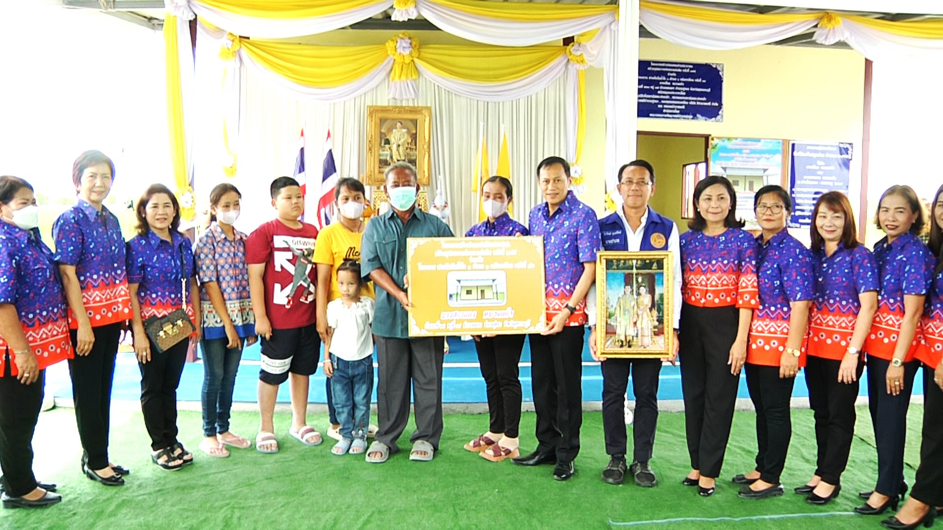 มูลนิธิเพื่อสถาบันพระปกเกล้าร่วมกับกองทุนพัฒนาสตรีอำเภออู่ทองมอบบ้านหลังที่174 และ175 