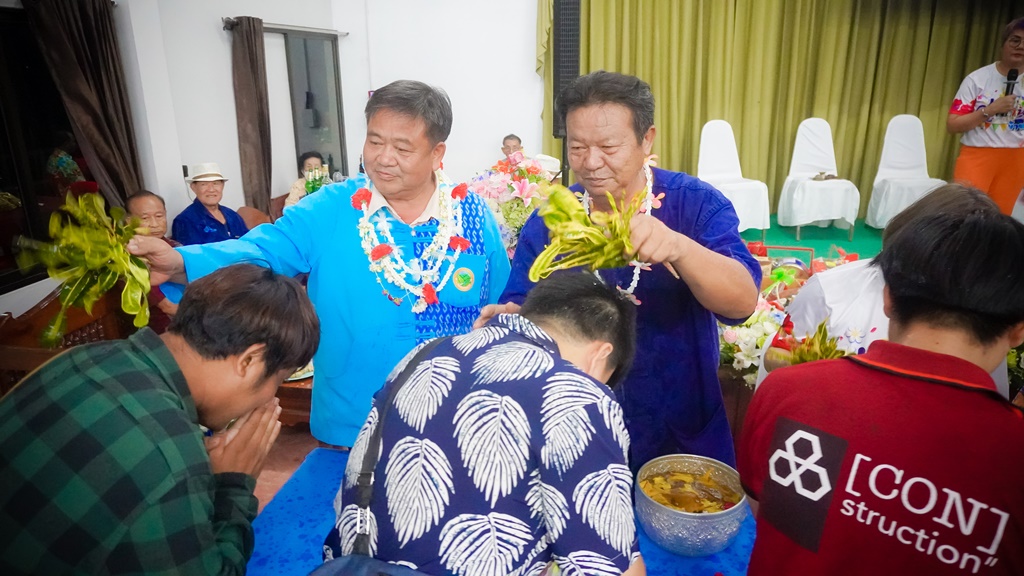ผู้นำชุมชน 12 หมู่บ้าน ตำบลผาบ่อง ร่วม "พิธีกั่นตอ" รดน้ำดำหัวกำนันตำบลผาบ่อง