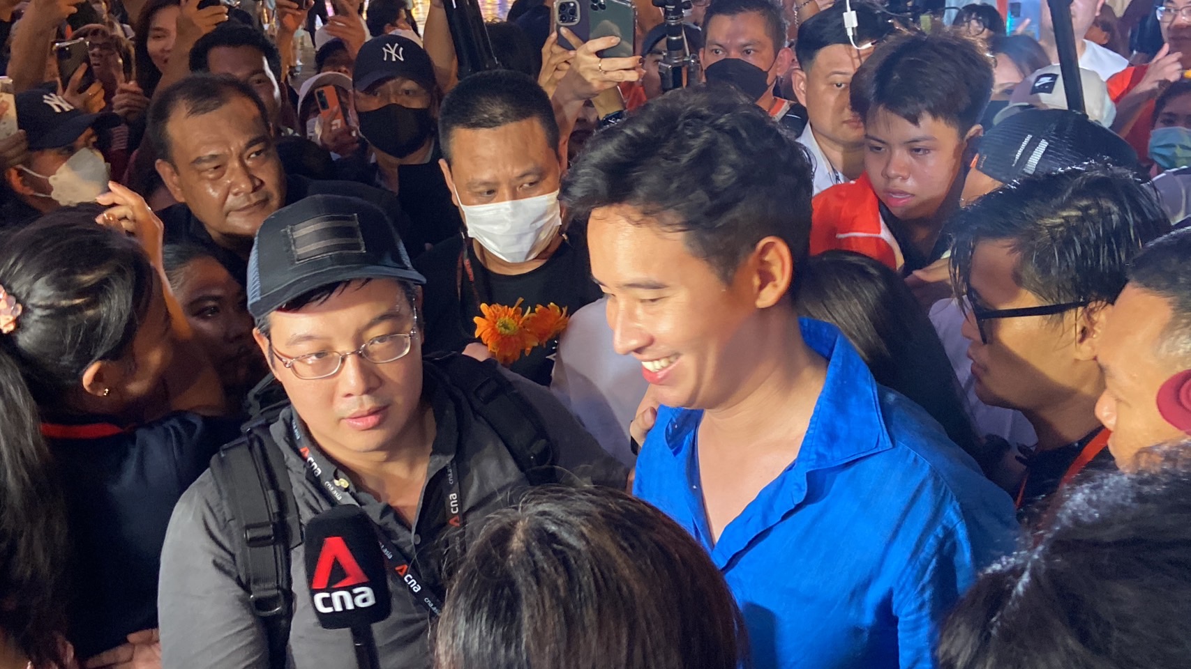 "พิธา" ไม่กังวล  กกต. เตรียมถก "หุ้นไอทีวี" ก่อนส่งศาลรธน.ลั่นพร้อมสู้ ยันม็อบมาสภาวันโหวตนายกฯไม่เกี่ยวกดดัน
