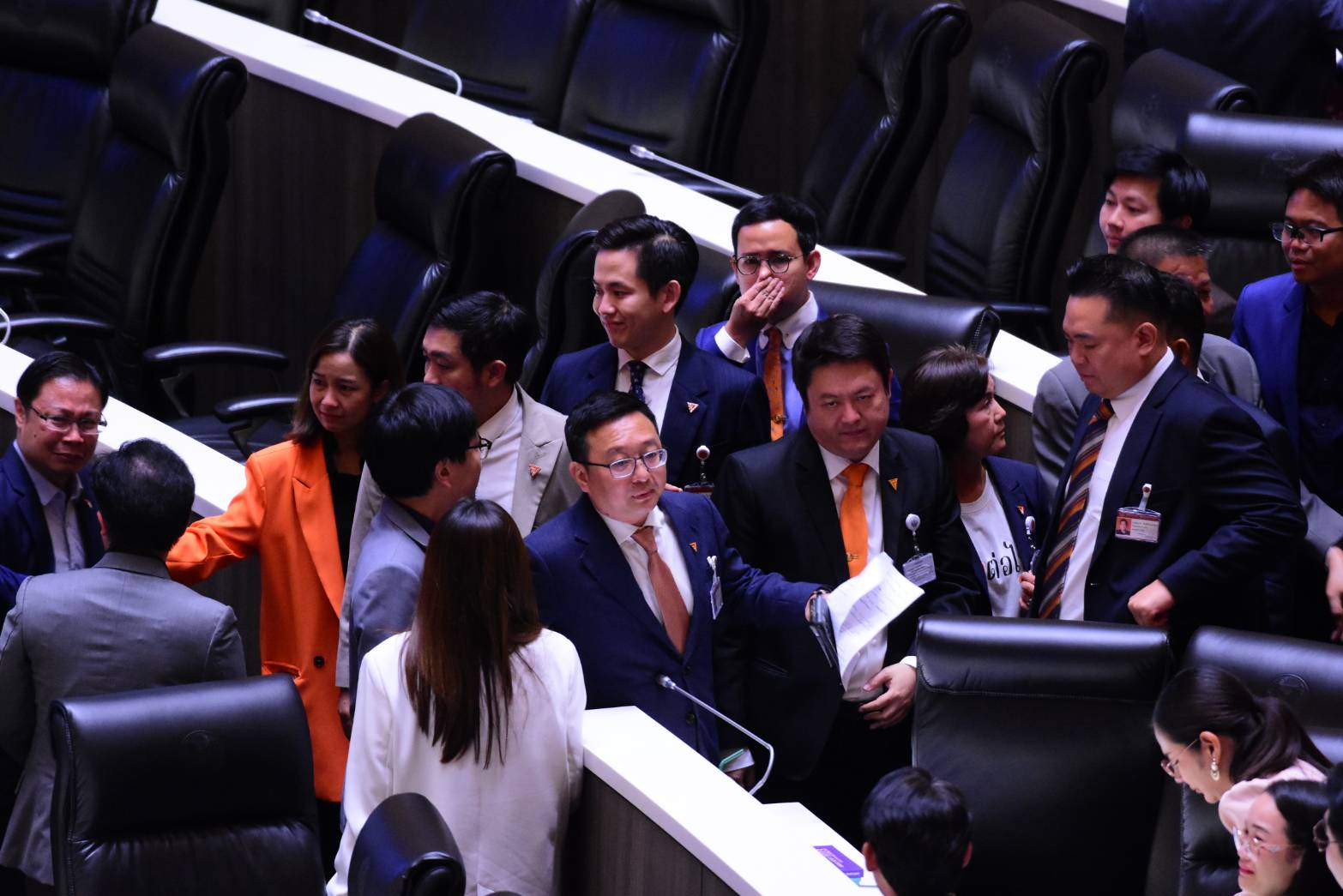 "ชัยธวัช-ปดิพัทธ์" อำลาสภาฯ ลั่นอำนาจสูงสุดเป็นของประชาชน
