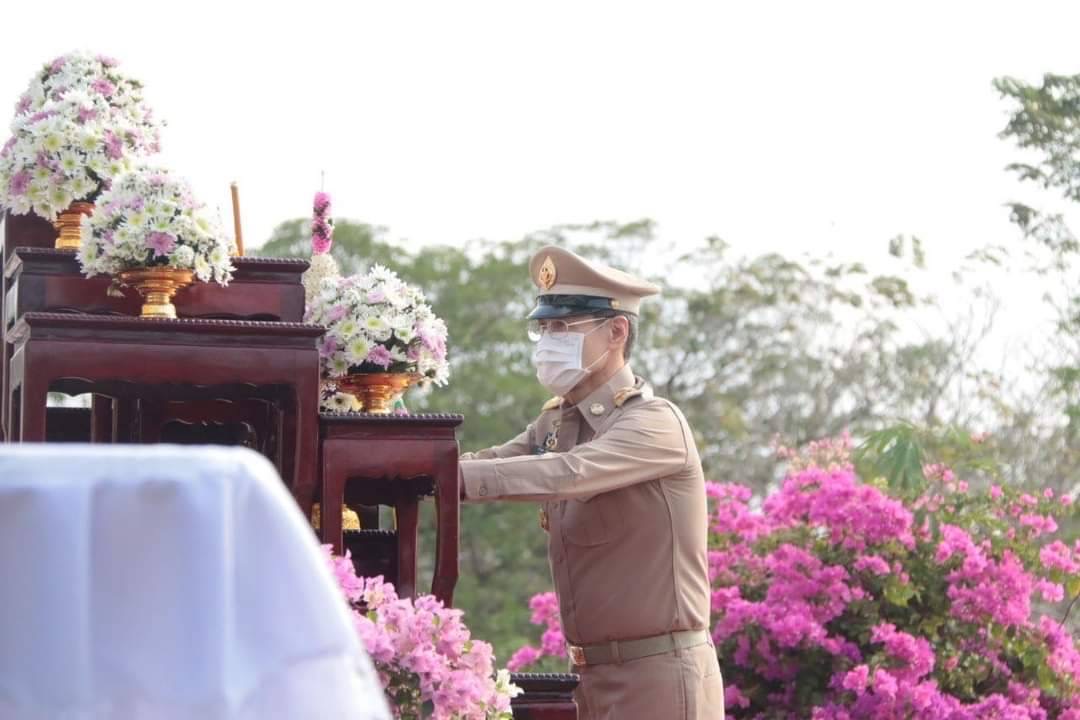 เทศบาลเมืองเขาสามยอด วางพานพุ่มเนื่องในวันท้องถิ่นไทย
