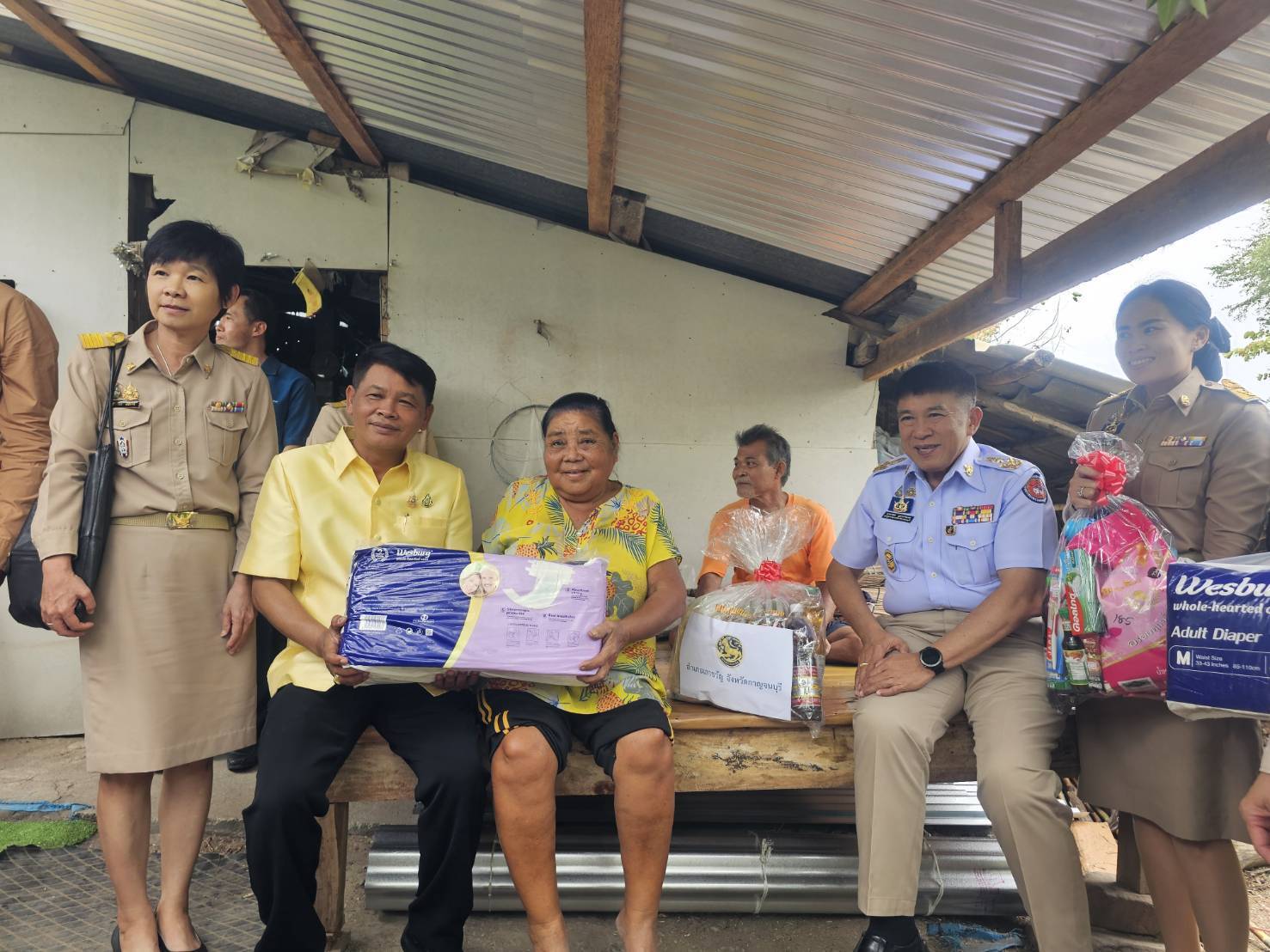 รองผู้ว่าฯกาญจนบุรีนำทีมเยี่ยมเสริมพลังพชอ.เลาขวัญขับเคลื่อนคุณภาพชีวิตพร้อมให้กำลังใจกลุ่มเปราะบาง