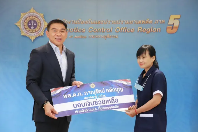 เลขาธิการ ป.ป.ส.มอบเงินช่วยเหลือเจ้าหน้าที่ ป.ป.ส. ผู้ประสบอุทกภัย