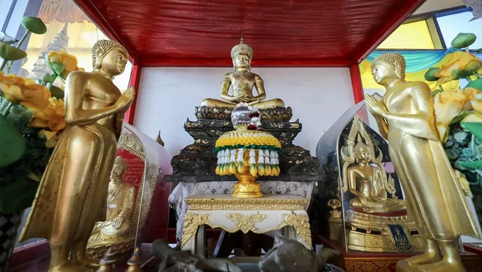 ผู้การตำรวจเพชรบูรณ์-นายกเล็กเมืองเพชรบูรณ์   อัญเชิญ "พระพุทธมหาธรรมราชา (องค์จริง)"ประดิษฐานซุ้มแก้วใหม่