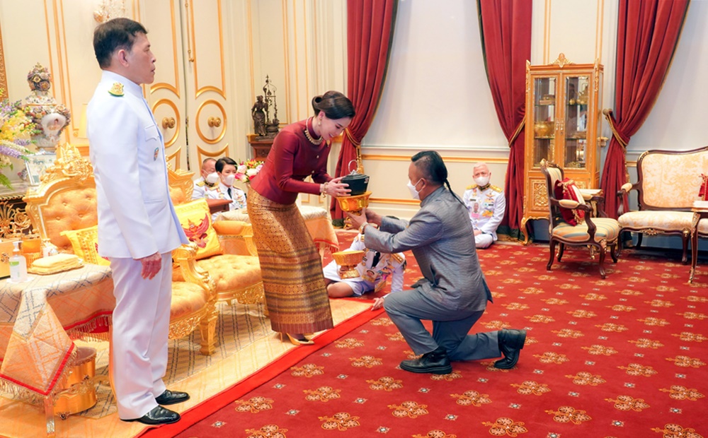 สถาบันส่งเสริมศิลปหัตถกรรมไทย ทูลเกล้าฯ ถวายกระเป๋าย่านลิเภาแด่ "พระราชินี"