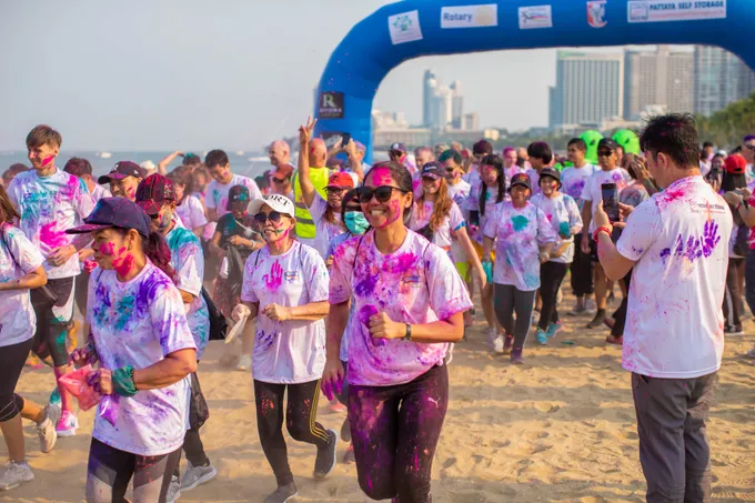 นักวิ่งไทย-ต่างชาติร่วมงานการกุศล"สาดสี"ริมชายหาดพัทยา     