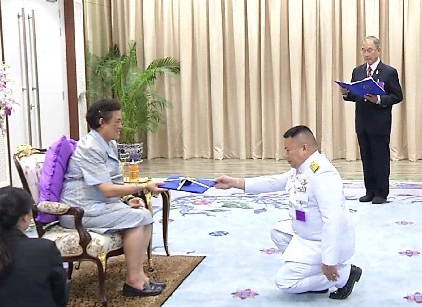 “ดร.อิสเรศณุชิตภ์” รับพระราชทานวุฒิบัตรและเข็มที่ระลึกของสถาบันอิศรา หลังสำเร็จการอบรมหลักสูตรผู้บริหารการสื่อมวลชนระดับสูง ด้านกิจการกระจายเสียงและกิจการโทรทัศน์ รุ่นที่ 8 (บสส.8) 