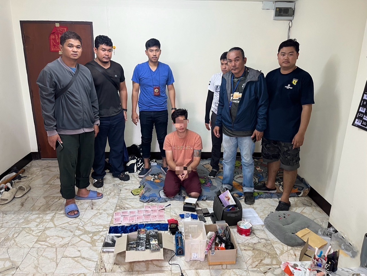 บุกทลายแหล่งผลิต ”แฮปปี้วอเตอร์ชนิดชงนํ้า“ รายใหญ่ย่านฝั่งธน รวบนักค้ายาวัย 30  ผสมเองก่อนเอาไปขายให้นทท.ใช้ในผับ 