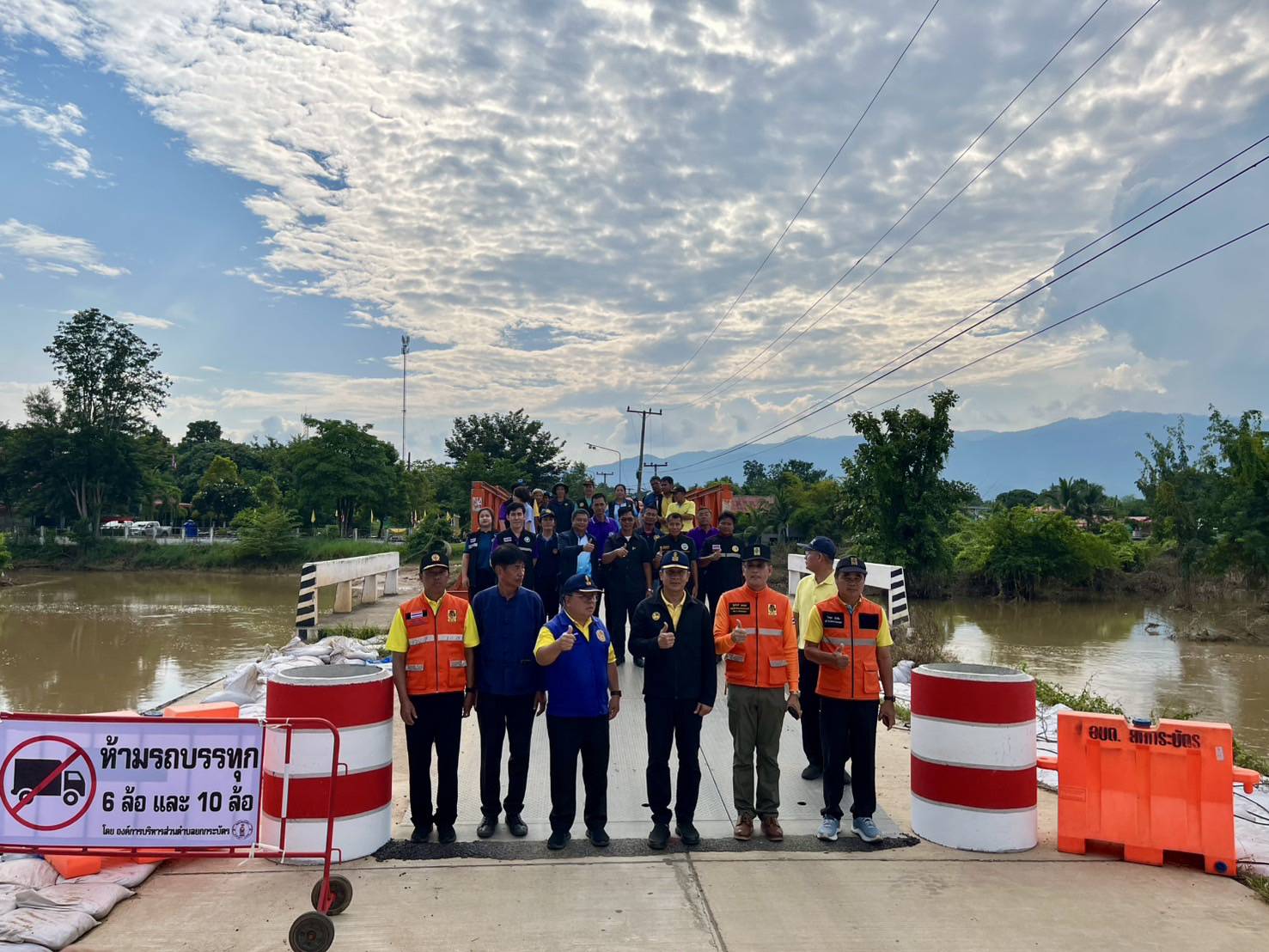 รรท.ผวจ.ตาก. ลงพื้นที่ติดตามสถานการณ์อุทกภัยแม่น้ำวัง เปิดใช้งานสะพานเหล็กชั่วคราว 