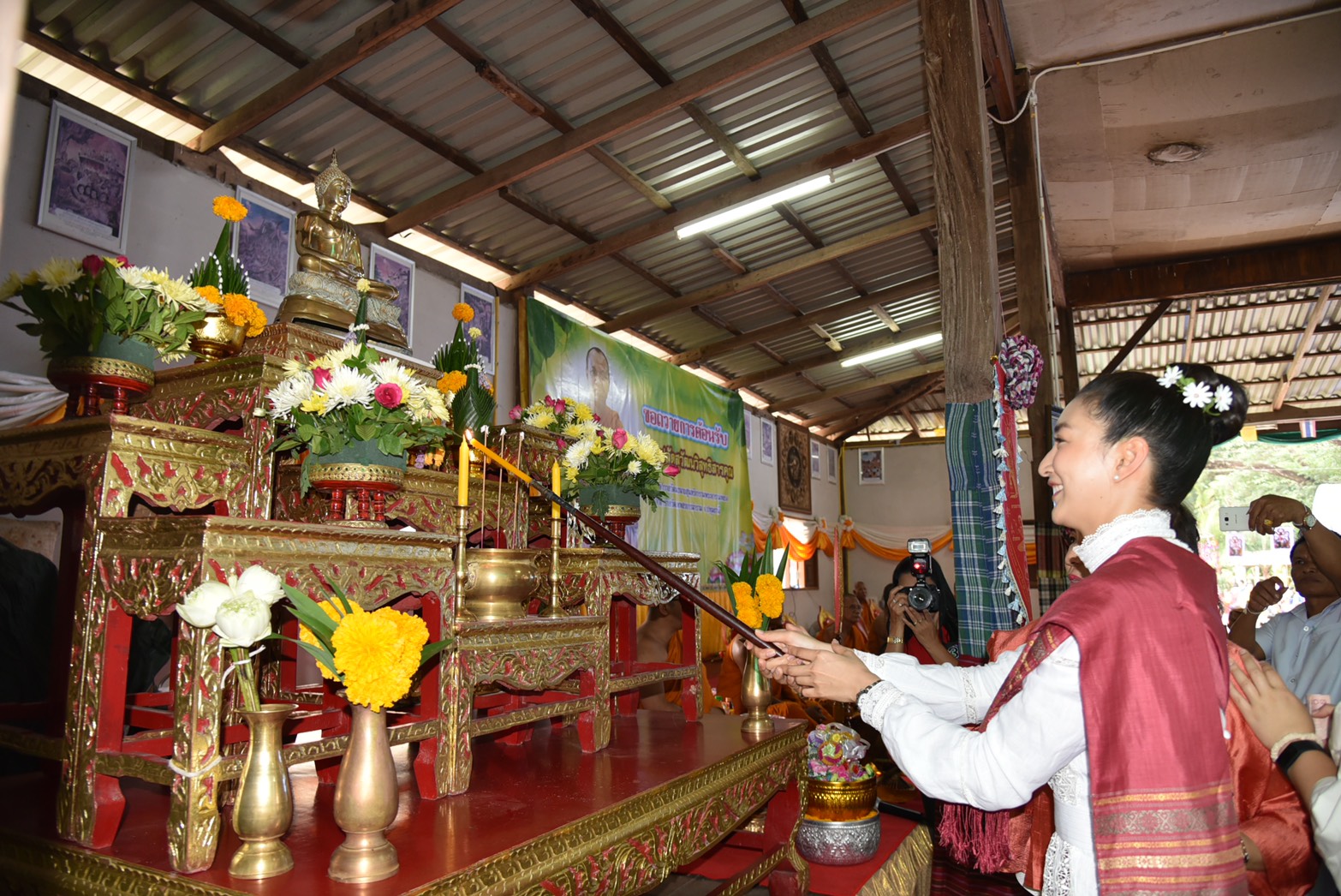 "แพนเค้ก" นำทีมทอดกฐินสามัคคีที่วัดโพธิ์กระสังข์ ศรีสะกษ ได้จตุปัจจัยป็นล้าน 