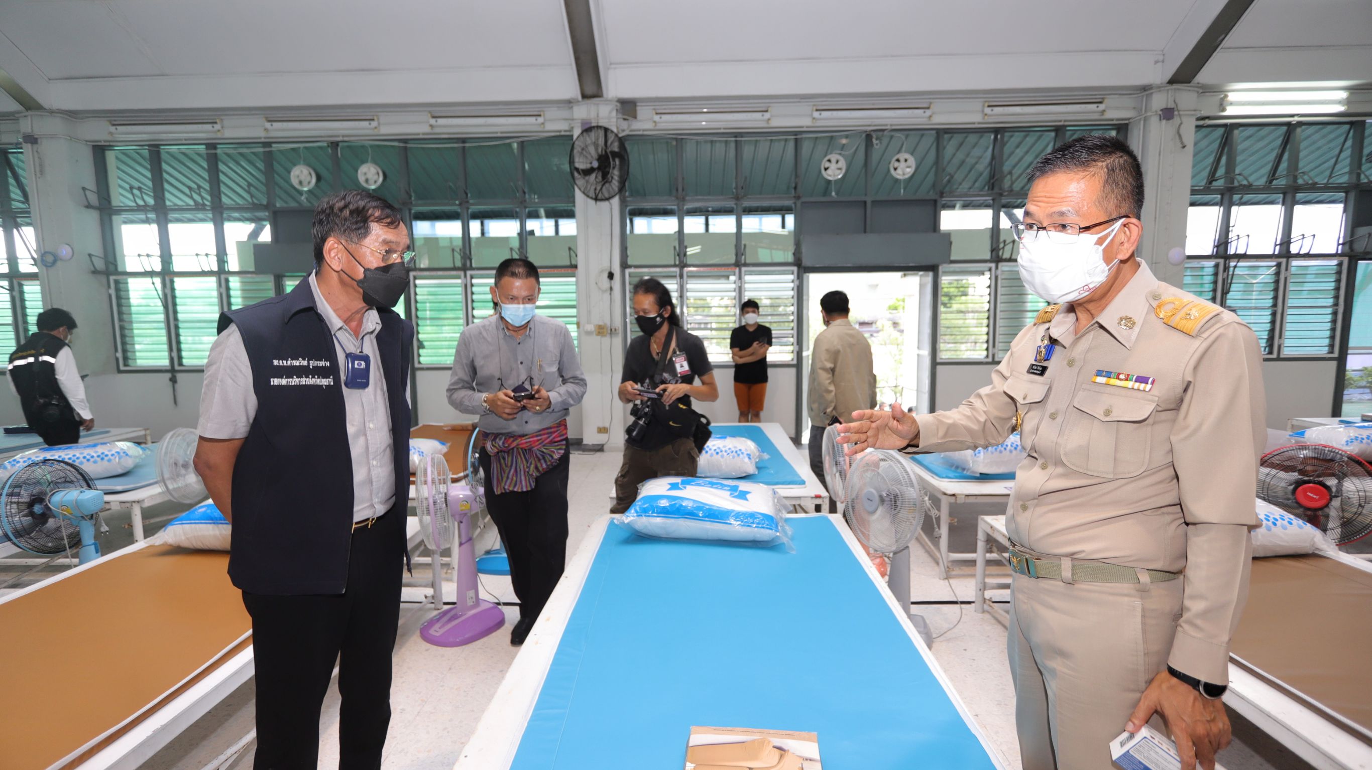 ผู้ว่าฯปทุมธานี ลงพื้นที่เตรียมเปิดรพ.สนามอาชีวปทุมธานี  ชูสมุนไพรไทย (เคอร่า) รักษาโควิดได้