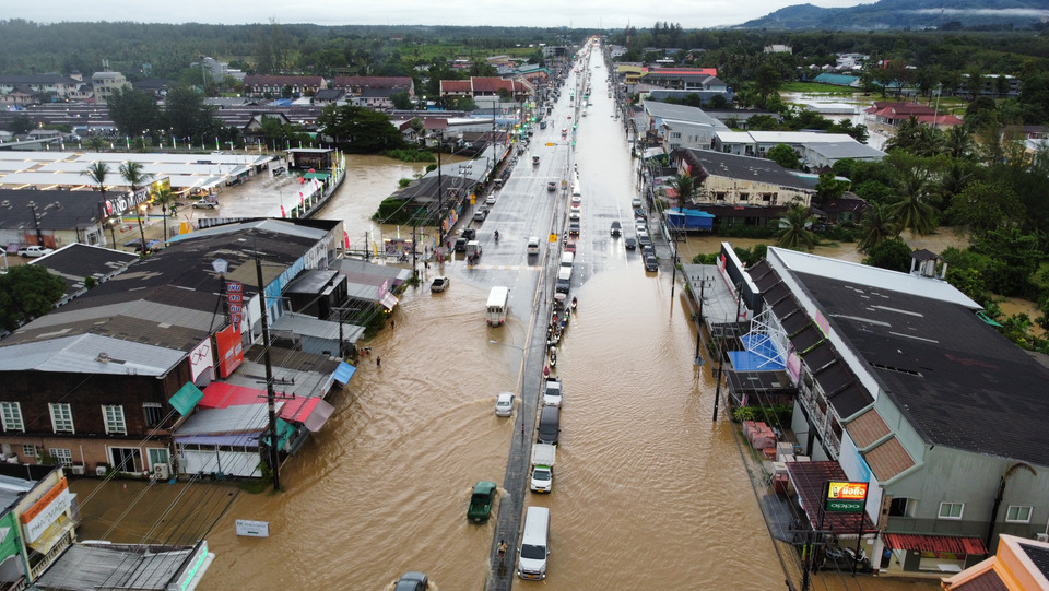 น้ำป่าหลากท่วมแหล่งท่องเที่ยวเขาหลัก พังงา กระทบแล้ว 7 หมู่บ้านเร่งช่วยเหลือ