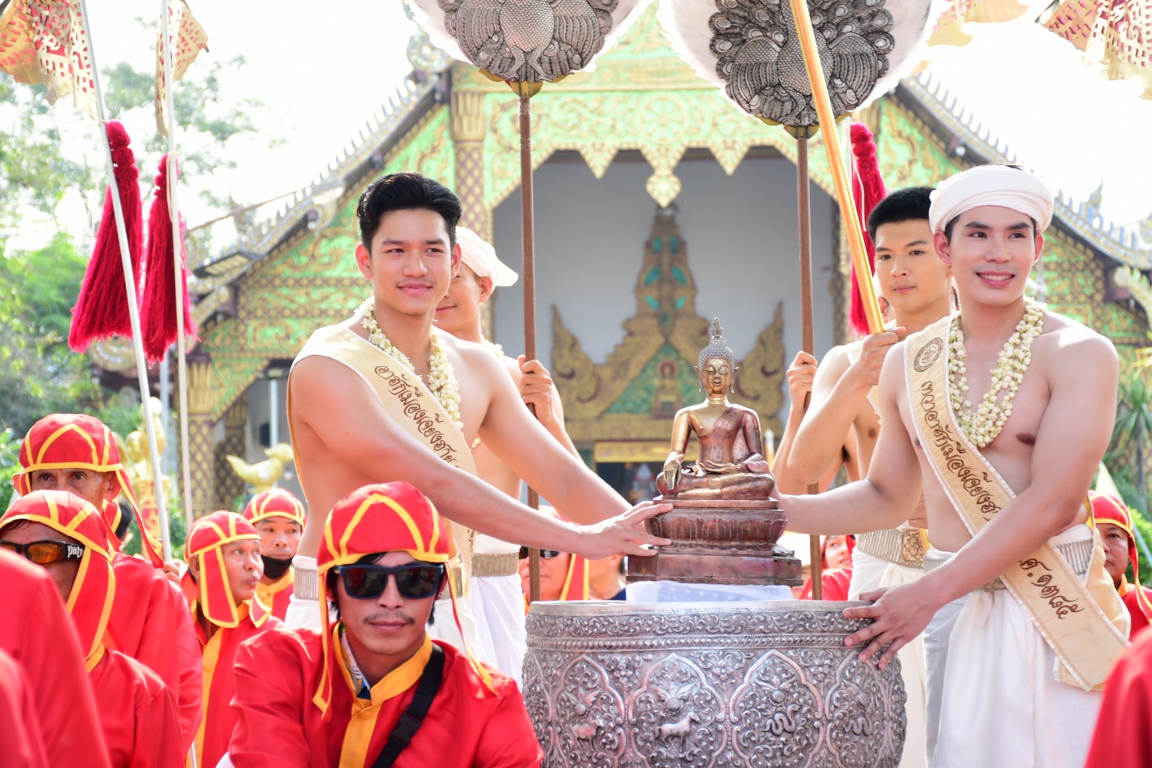 เชียงรายเปิดสันโค้งถนนคนเล่นน้ำและพิธีแห่พระเจ้าสองสีเข้าเวียง