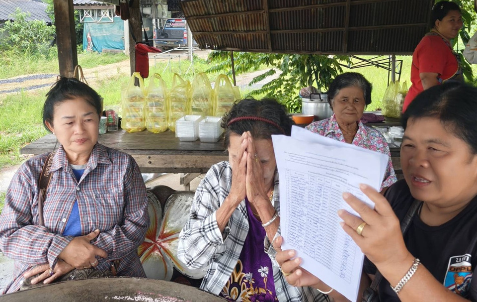 “อยู่กับน้ำ..แต่ไม่ควรจมน้ำ” ชาวบางบาลร่ำไห้กลางน้ำท่วม ล่ารายชื่อถวายฎีกา นักวิจัยชี้รัฐต้องออกแบบระบบน้ำใหม่ให้เป็นธรรม