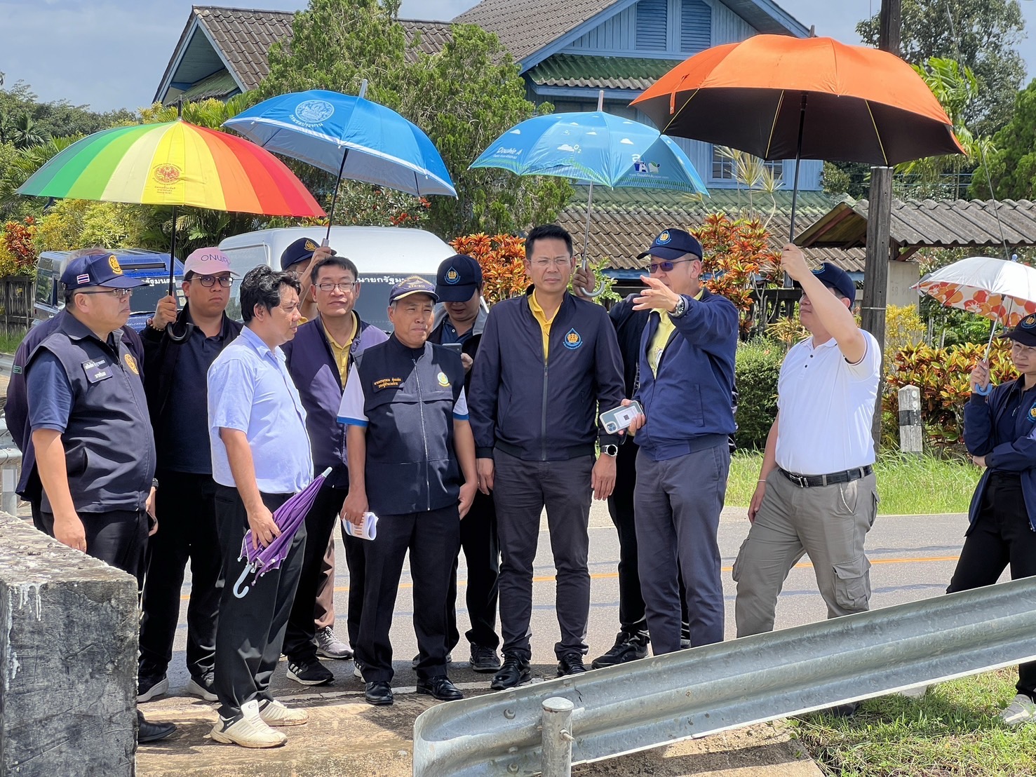 เลขาธิการ สทนช. ลงพื้นที่ตราดรับฟังสถานการณ์บริหารจัดการน้ำรับมือน้ำท่วมหลังพายุไต้ฝุ่นนางิ 