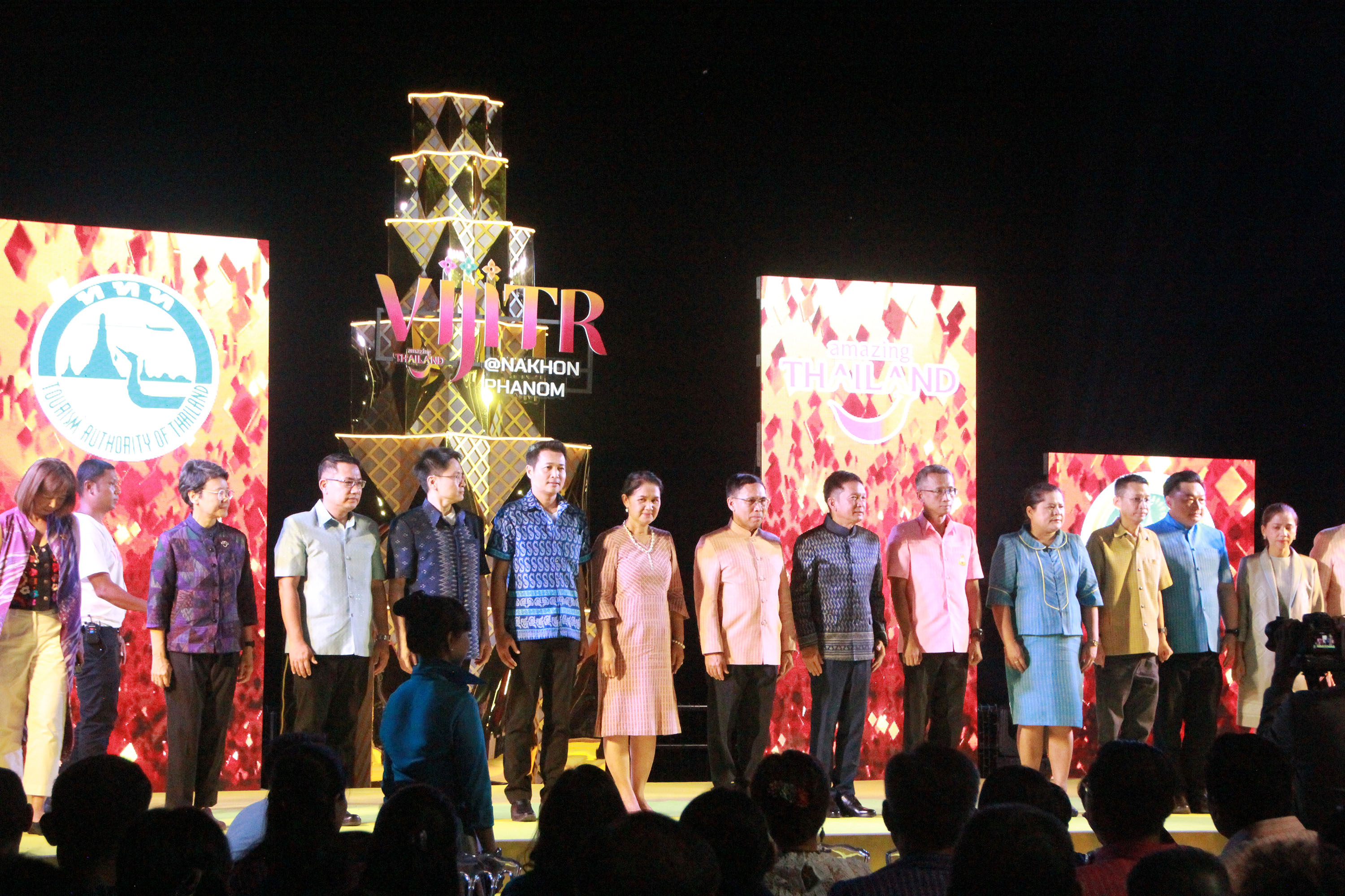 นทท.แห่ชมความอลังการแสง-สี"งานวิจิตรนครพนม" โชว์สถาปัตยกรรมริมโขงคึกคัก