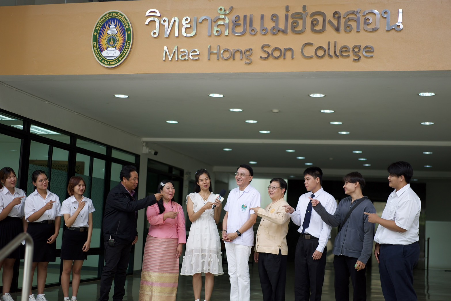 "หมอโบ พลเอก อรรฐพร โบสุวรรณ" พร้อมพระเอกหนุ่ม "โอ๊ต สุรศักดิ์" ร่วมคณะทีมแพทย์แผนไทย ลงพื้นที่แม่ฮ่องสอน ช่วยเหลือผู้ป่วยและประชาชน 