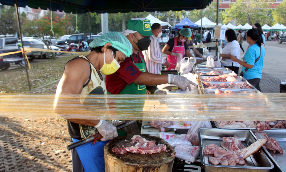ชาวสุราษฎร์ฯ แห่ต่อคิวซื้อหมูสดตลาดนัดชุมชนตั้งแต่ชาวมืด ขณะที่สินค้าอื่นได้รับความนิยมไม่แพ้กัน