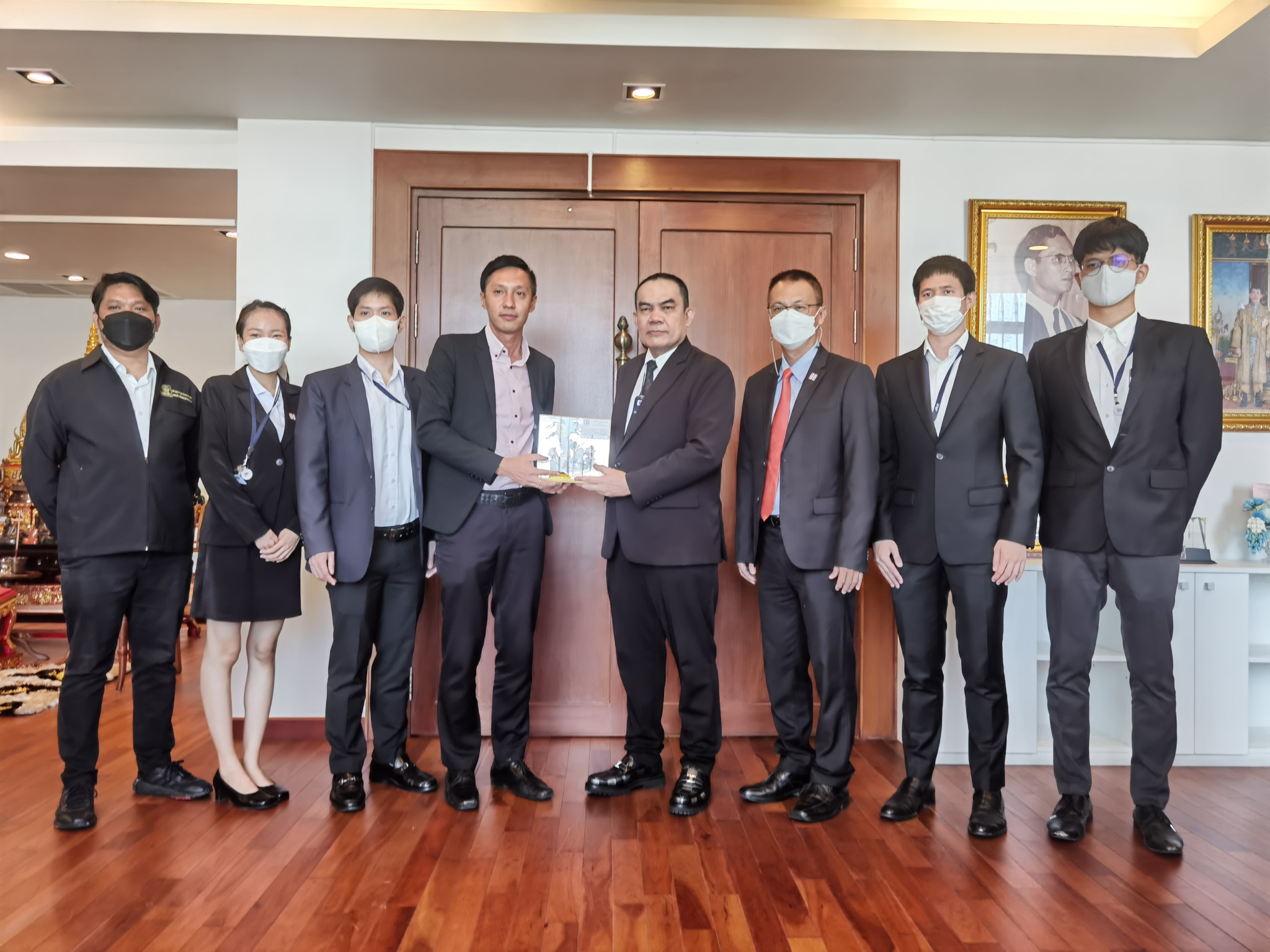 ผอ.สทบ. กลุ่มงานบริหารและคณะนิติกร สทบ. ร่วมแสดงความยินดี